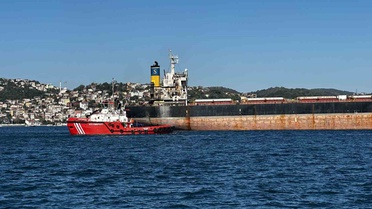 Rusya'da saldırıya uğrayan 225 metrelik dökme yük gemisi Anna-S, İstanbul Boğazı'ndan 7 römorkör eşliğinde geçti