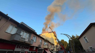 Uşak'ın Banaz ilçesinde 6 katlı apartmanın çatısında çıkan yangın büyümeden söndürüldü