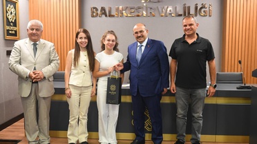 Balıkesir'de LGS'de tam puan alan 6, YKS'de ilk 100'e giren 7 öğrenci Vali Ustaoğlu'nu ziyaret etti