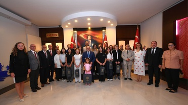 Balıkesir'de LGS'de tam puan alan ve YKS'de ilk 100'e giren 13 öğrenciyi Vali Ustaoğlu tebrik etti