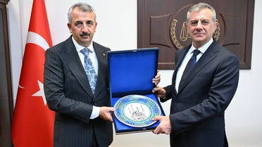 Edirne Valisi Sezer, Bölge İdare Mahkemesi Başkanı olarak göreve başlayan Kahraman'ı makamında ziyaret etti