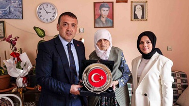 Vali Sözer, Şehit Annesi 'Şeker Nine'yi Ziyaret Etti