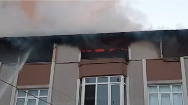 Kocaeli Darıca'da 4 katlı binanın çatısında yangın, itfaiye büyümeden söndürdü