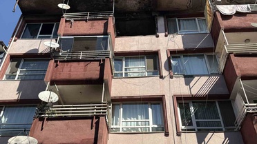 Sakarya Adapazarı'nda 4 katlı binanın üst katında çıkan yangın, dairede hasara yol açtı
