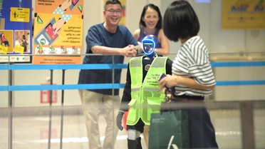 Singapur'da insansı robot Olly MRT istasyonunda yolculara hizmet verecek