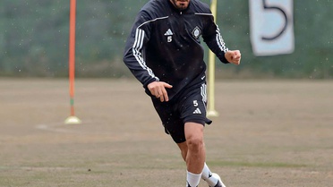 Altay, alacağı bulunan stoper Sefa Özdemir ile yeniden anlaşmak için görüşmeye başladı