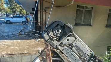 Altındağ'da Kaza: Otomobil Bahçeye Uçtu, 1 Yaralı