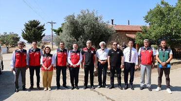 Bakan Yardımcısı Gümen, Gökçeada'da organik üzüm hasadına katılıp üreticilerle buluştu