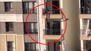 Balkondan düşmek üzere olan çocuğu korkuluklara tırmanarak kurtardı