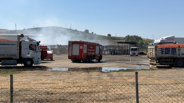 Bursa Mustafakemalpaşa'da fabrika bahçesindeki plastik kasalarda yangın