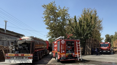 Denizli'de palet fabrikasında çıkan yangın itfaiyenin müdahalesiyle söndürüldü