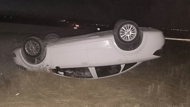 Diyarbakır Ergani'de otomobil tarlaya uçtu, takla attı ve 1 kişi yaralandı