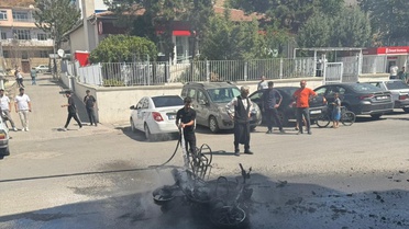 Diyarbakır Çermik'te seyir halindeki motosiklet alev aldı