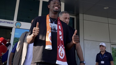 Galatasaray'ın Leipzig'den kadrosuna katmak istediği Fransız stoper Bitshiabu İstanbul'da: 'Çok mutluyum'
