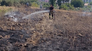 Hatay Erzin Yeşiltepe'deki yangında traktör küle döndü; ekipler soğutma çalışması yaptı