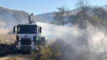 Erzincan İliç'te tarım arazisinde çıkan yangın, itfaiyenin müdahalesiyle kontrol altına alındı