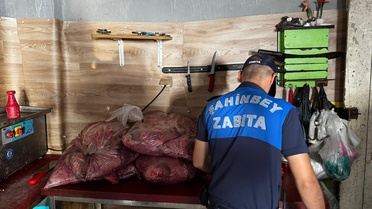 Kavurma imalathanesinde mide bulandıran manzara 