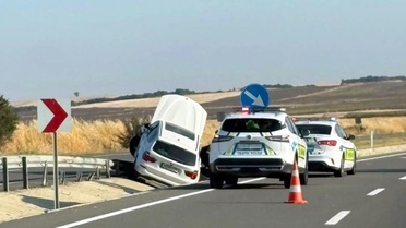 Gurbetçi ailenin otomobili Keşan'da kavşak duvarına çarptı, 4 kişi yaralandı