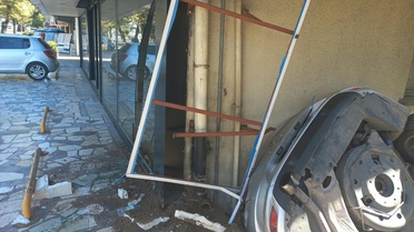 Altındağ'da Feci Kaza: Otomobil Apartman Bahçesine Devrildi, 1 Yaralı