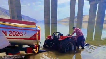 Batman Hasankeyf'te baraj suyuna gömülen römorklu traktör, vatandaşlarca çıkarıldı