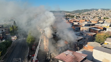 Buca'da mobilya atölyesindeki yangın 3 iş yerine ve eve sıçradı