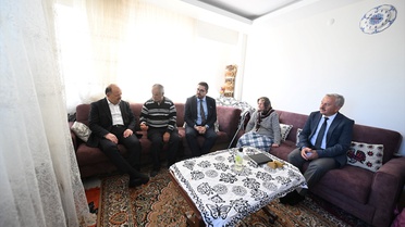 Kastamonu Valisi Dallı, ahşap baskı ustası Cemil Kızılkaya'yı evinde ziyaret etti