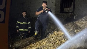 Hatay'ın Kırıkhan ilçesinde Gültepe Mahallesi'ndeki çiftlikte samanlık yangını kontrol altına alındı