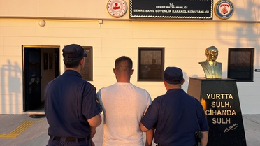 Antalya Demre'de yasadışı giren KKTC aranan şahıs jandarmaya teslim edildi
