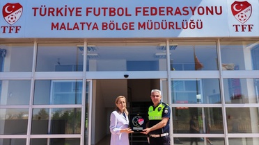 Malatya'da üşüyen çocuğa çorabını veren polis memuru TFF Fair Play Ödülü'nü kazandı