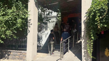 Diyarbakır'ın Yenişehir ilçesinde mühürlü eğlence mekanı, eski diş kliniğinden duvar delip açılan gizli kapıyla işletilirken yakalandı