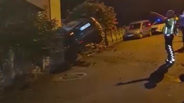 Ordu Ünye'de duvara çarpıp askıda kalan otomobilin sürücüsü kaçtı