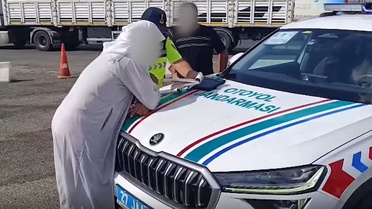 Gaziantep'te otomobilin plakasındaki 'L' harfini siyah bantla 'U' yapan kadın sürücüye 140 bin lira ceza