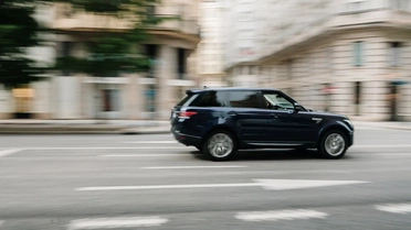 Range Rover'ın İlk Elektrikli Modeli Bir Yıl Gecikmeyle Tanıtıldı, 10 Bin 500 Çalışan Yeniden Eğitildi