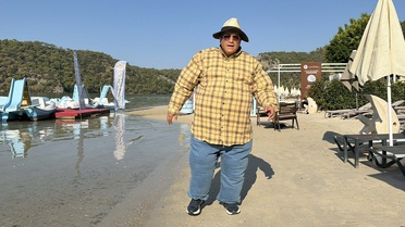 Şarkıcı Aydın Aydın, Fethiye Ölüdeniz'de şişme kıyafetle israfa dikkat çekti
