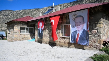 Vali Baruş, şehitler adına yapılan taziye evini inceledi
