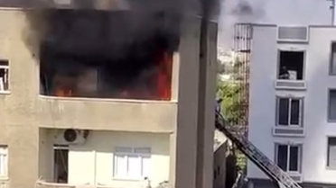 Silopi'de dört katlı binanın son katında çıkan yangın itfaiyenin müdahalesiyle söndürüldü