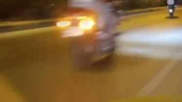 Hatay'da motosiklet sürücüsü ön teker kaldırarak trafiği tehlikeye attı, o anlar kamerada