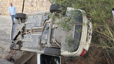 Erzurum'un İspir ilçesinde sürücüsü rahatsızlanan otomobil menfeze düştü, 3 kişi yaralandı