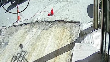Çorum Alaca'da geri manevra yapan minibüs yayaya çarptı; yaralı hastaneye kaldırıldı