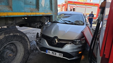 Turgutlu'da akaryakıt istasyonunda üç araç çarpıştı, 1 kişi yaralandı