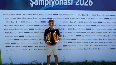 İstanbul'da golf şampiyonasında 9 yaşındaki Kaan Albayrak iki klasmanda birinci oldu.