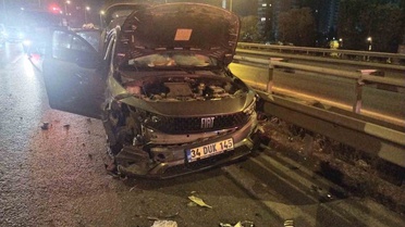 Ümraniye Şile Otoyolu'nda 4 araç zincirleme kaza yaptı, 3 kişi yaralandı ve sürücü kaçtı