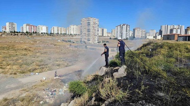 Kayseri Kocasinan'da anız yangınını salça kaynatarak izleyen kadın görenleri şaşırttı