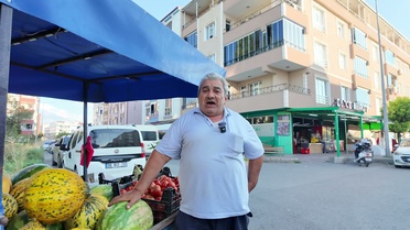 Iğdır'da seyyar manav Bayram Amca, çapa makinesiyle sattığı taze ürünlerle kente hizmet veriyor