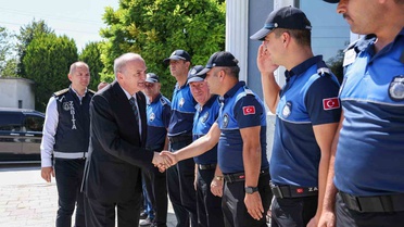 Düzce Belediye Başkanı Özlü, Zabıta Haftası'nda personele kehribar tespih hediye etti