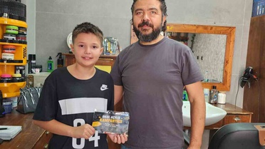 Bilecikli berber Tahir Dere, tıraş için gelen öğrencilere okul seti sürprizi yaptı