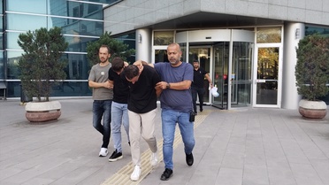 Bursa İnegöl'de polis diyerek yaşlı kadını dolandıran 2 şüpheli tutuklandı