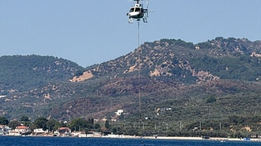 Çanakkale Ayvacık'ta zeytinlik alanda çıkan yangın kontrol altına alınmaya çalışılıyor