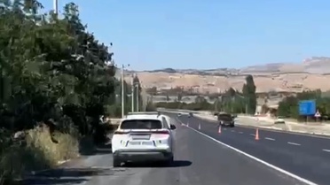 Burdur'da sürücü eşini yolda indirdi, polis cezası bulaşık yıkatmak oldu