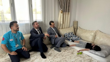 Cizre'de başhekimler evde sağlık hizmeti alan hastaları ziyaret edip moral verdi